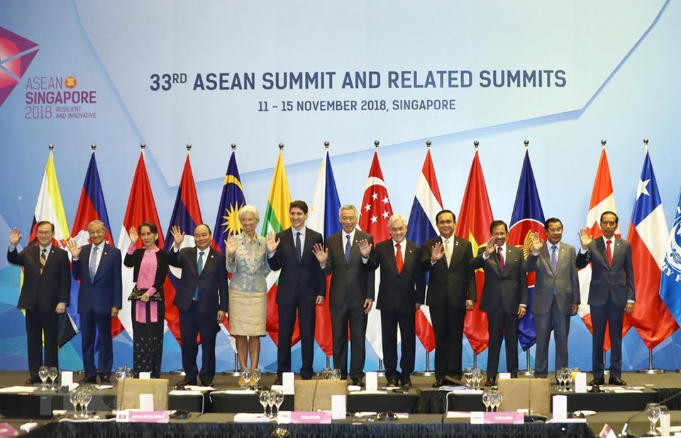 Le PM Nguyen Xuan Phuc (4e à gauche), d'autres dirigeants de l'ASEAN, la directrice générale du FMI Christine Lagarde (5e à gauche), et le PM canadien Justin Trudeau (6e à gauche) prennent la pose lors de la cérémonie d'inauguration du 33ème sommet de l'ASEAN et des réunions connexes à Singapour.