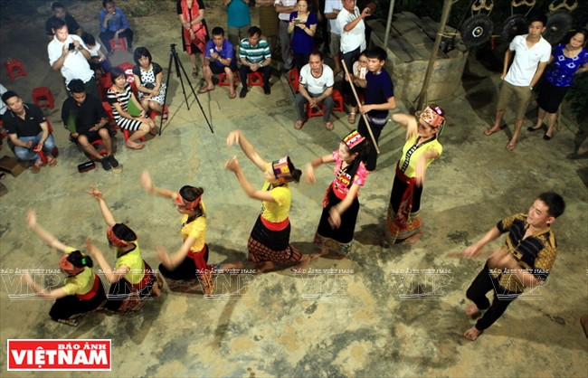 Des jeunes filles du village de Ran se produisent devant les touristes.
