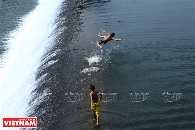 Les enfants s’amusent au barrage de Pha Lai.