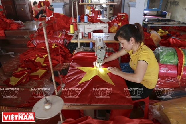 La famille de Dao Thi Duyen est l'un des plus grands foyers de fabrication de drapeaux du village de Tu Van.