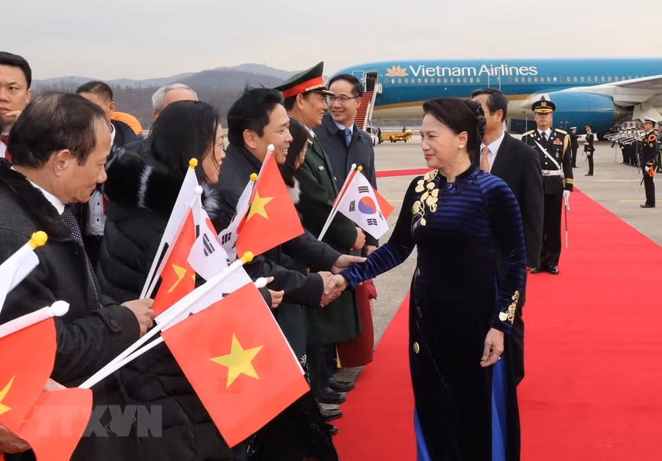 Les délégués vietnamiens et sud-coréens accueillent la présidente de l'AN vietnamienne à l'aéroport Seongnam. 