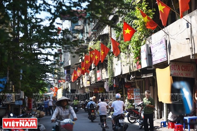 Les drapeaux fabriqués par les villageois de Tu Van flottent lors de grands événements.