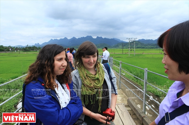 Deux touristes françaises au parc national de Pu Mat.
