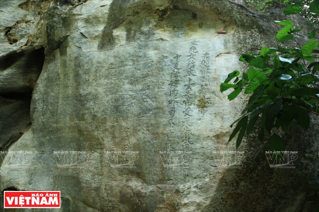 Stèle Ma Nhai, gravée en 1335 sur la montagne Thanh Nam, commune de Chi Khe, district de Con Cuong, province de Nghe An, pour rappeler la victoire du roi Tran Minh Tông (1300-1357) sur les envahisseurs
