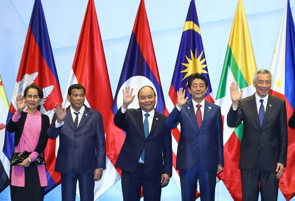 Le PM Nguyen Xuan Phuc (au centre), d'autres dirigeants de l'ASEAN et le PM japonais Shinzo Abe (2e à droite) lors du 21e sommet ASEAN-Japon.