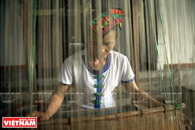 Tissage du brocart au village de Xiêng, commune de Mon Son, district de Con Cuông.