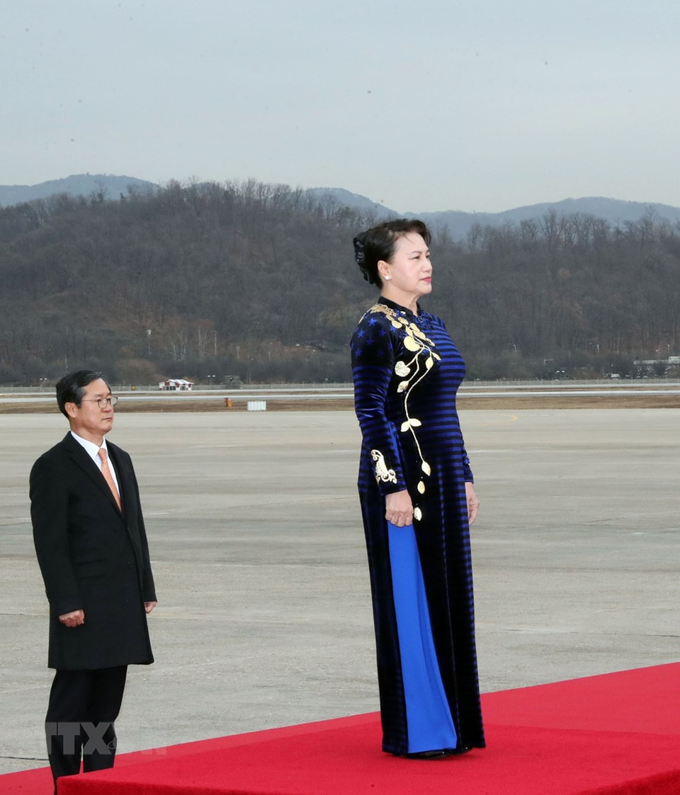 La présidente de l'AN vietnamienne Nguyen Thi Kim Ngan à l'aéroport Seongnam.
