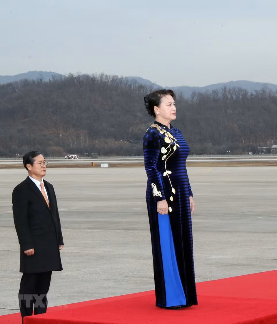 La présidente de l'AN vietnamienne Nguyen Thi Kim Ngan à l'aéroport Seongnam.