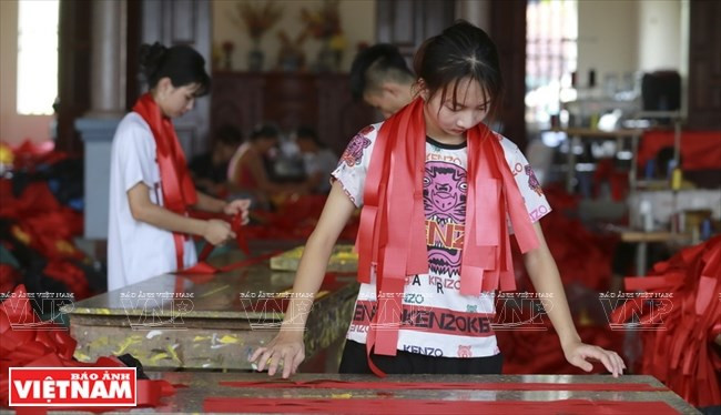 Le métier traditionnel est transmis aux jeunes.
