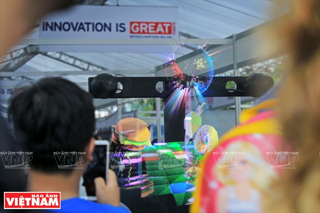 Un produit de nouvelle technologie utilisé dans la publicité présenté aux visiteurs. 