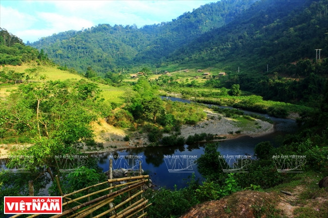 La rivière Giang était la seule voie reliant les Dan Lai des villages de Bung et Co Phat aux Thai et Muong du district de Con Cuông.