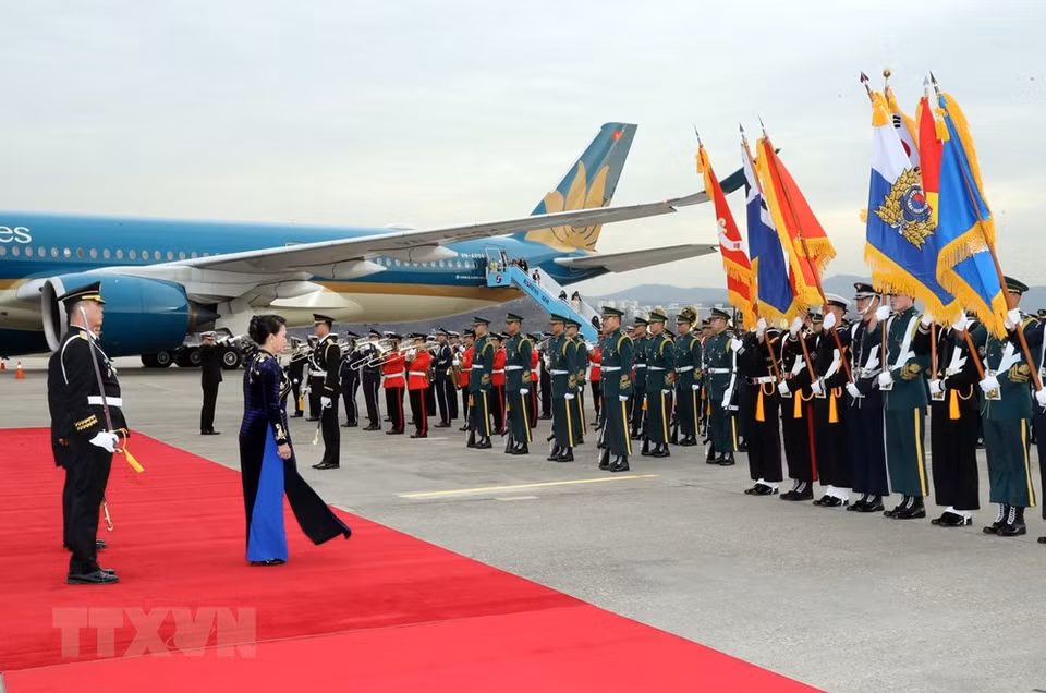 La cérémonie d'accueil de la dirigeante vietnamienne a eu lieu à l'aéroport Seong-nam