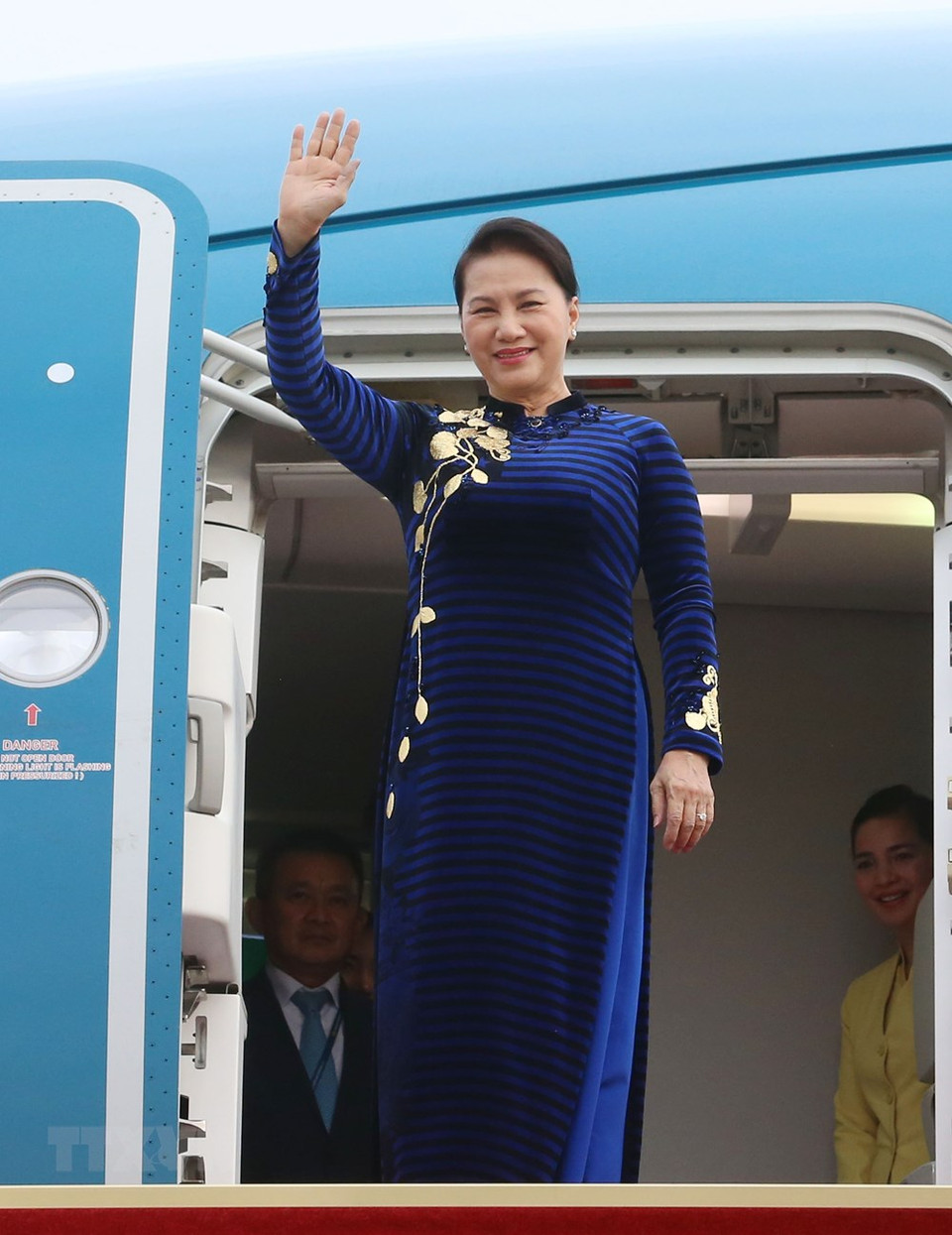 La présidente de l'AN vietnamienne Nguyen Thi Kim Ngan à l'aéroport Seongnam.