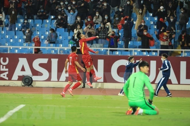 Phan Van Duc et d'autres joueurs vietnamiens célèbrent le troisième score du Vietnam. Photo : VNA Le gardien Nguyen Manh souffrait et il a été remplacé par Bui Tan Truong. Dans la dernière minute du match, la Chine a réussi à mettre le ballon dans les filets du Vietnam, son seul but du match.- VNA