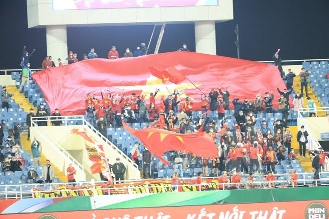 Des supporters vietnamiens au stade My Dinh. Photo : VNA Au début de la seconde mi-temps, la Chine n'avait pratiquement aucune chance devant le gardien vietnamien Nguyen Manh.