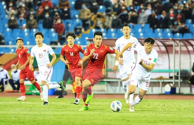 Tien Linh (N°22) en lice pour le ballon. Photo : VNA Phan Van Duc a remplacé Nguyen Tien Linh du côté vietnamien à la 70e minute, et à peine six minutes plus tard, Phan Van Duc a battu le gardien chinois Yan Junling pour marquer le troisième but pour le Vietnam. Le Vietnam a ralenti le jeu alors que la Chine devenait de plus en plus excitée par sa soif de buts.
