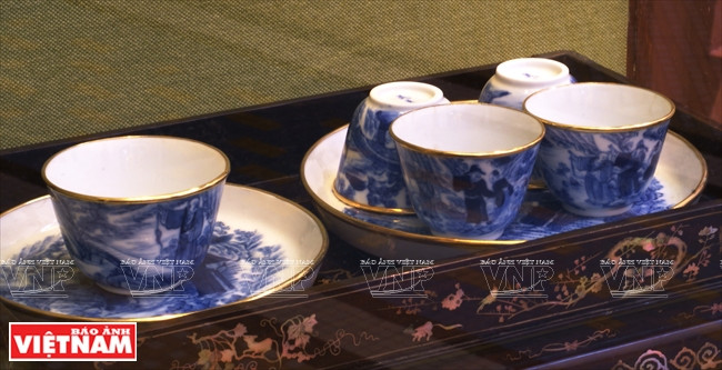 Tasses à thé portant la marque « My Ngoc », émaillées bleu et blanc, du 19e siècle.