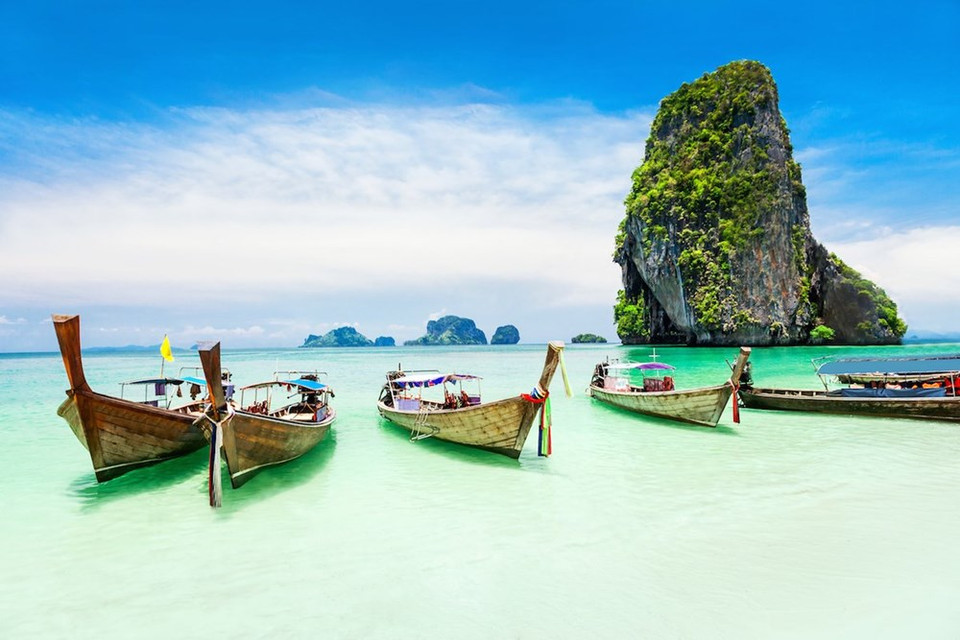L'Île de Phuket, la plus grande île thaïlandaise de la mer d'Andaman, est l’un des sites touristiques à ne pas manquer en Thaïlande. Une fois y arriver, les touristes peuvent contempler non seulement la mer bleue, le sable blanc, mais aussi être séduits par la gastronomie de cette île. 