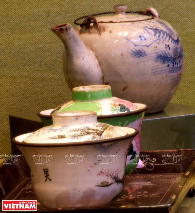 Un service à thé en céramique émaillée multicolore, début du 20e siècle, Lai Thiêu.