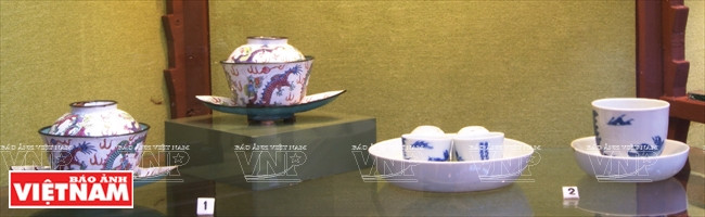 Tasse avec couvercle portant la marque « Minh Mang » (en cuivre émaillé, au 19e siècle) et des tasses à thé portant la marque « Nôi Phu ».