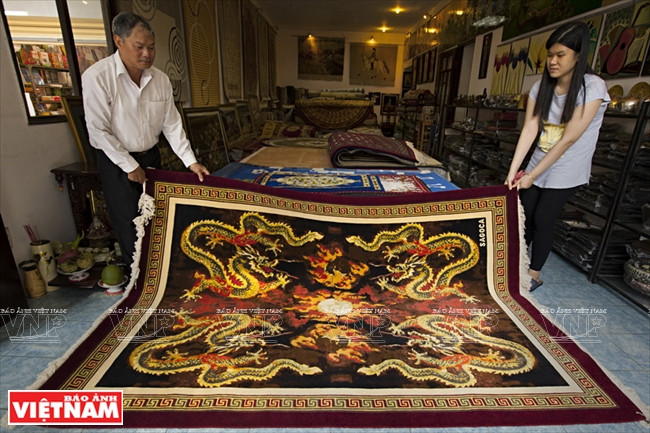 Tapis en laine au motif traditionnel « Quatre dragons se tournant vers la lune » (Tu long châu nguyêt).