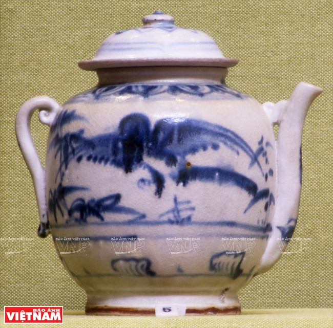 Une théière en céramique émaillée bleu et blanc, du 15e siècle.