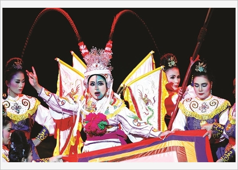 Le maquillage des comédiennes est tout autant indispensable à leurs ​personnages…