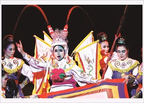 Le maquillage des comédiennes est tout autant indispensable à leurs ​personnages…