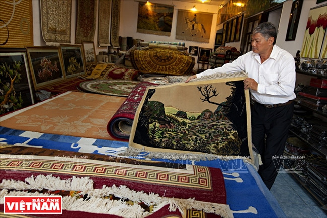 Mai Dinh Kiêm, directeur de SAGOCA, présente des produits de sa société.