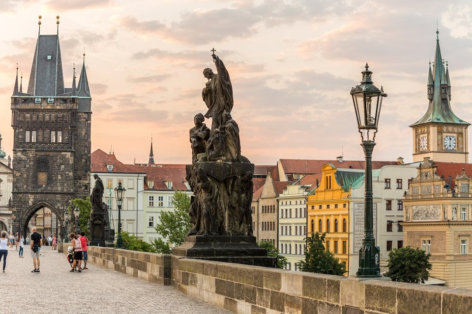 Prague, capitale de la République tchèque, est l’une des villes touristiques les plus célèbres ​d'Europe. Si les villes des pays européens étaient un collier, Prague ​en serait ​le maître diamant. Cette ville est connue pour ses châteaux, ses musées, et sa gastronomie. 