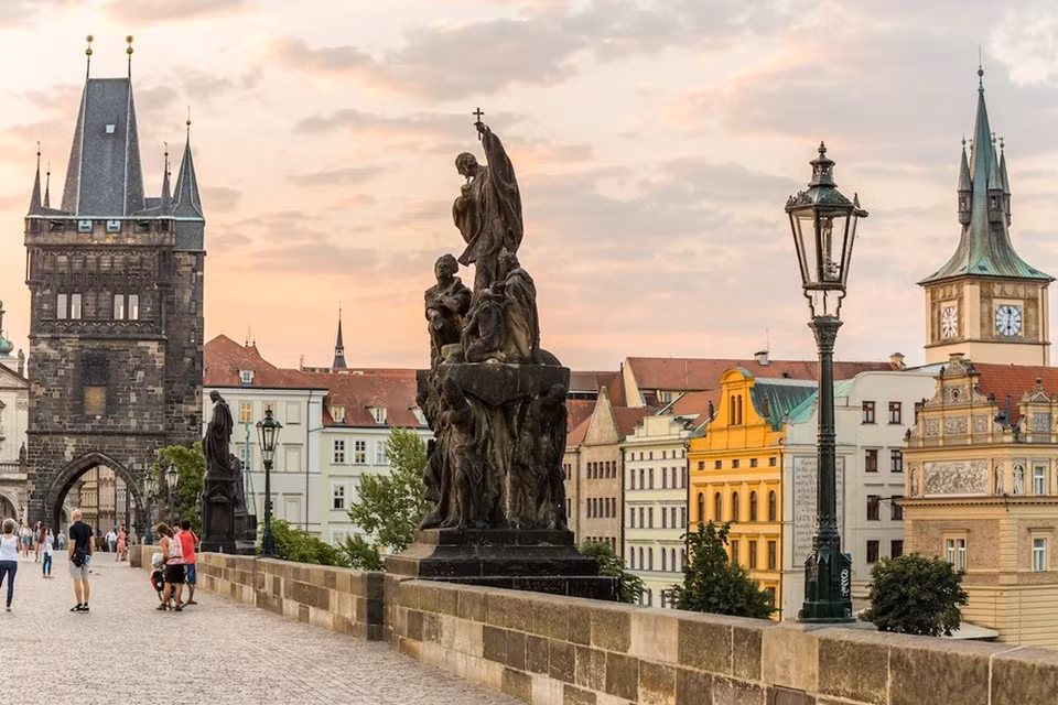 Prague, capitale de la République tchèque, est l’une des villes touristiques les plus célèbres ​d'Europe. Si les villes des pays européens étaient un collier, Prague ​en serait ​le maître diamant. Cette ville est connue pour ses châteaux, ses musées, et sa gastronomie. 