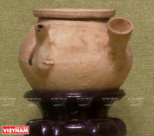 Une théière en terre cuite, du 19e siècle.