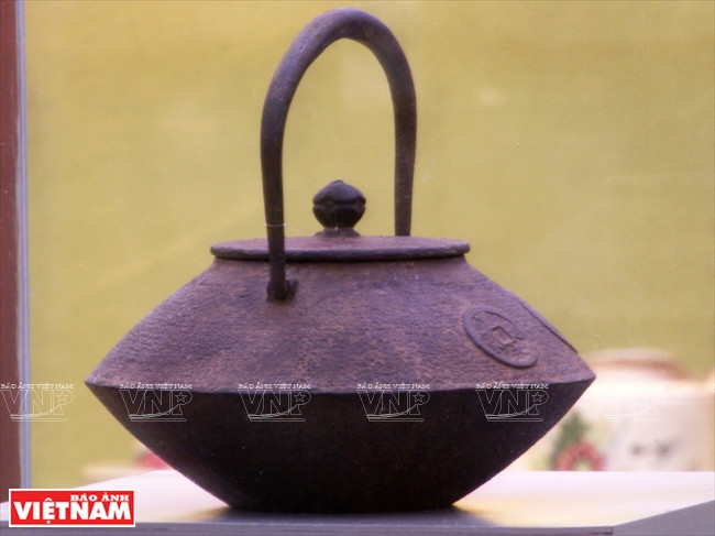Une théière japonaise, témoignage des échanges culturels vietnamo – japonais.