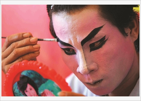 Les comédiens se maquillent seuls. 