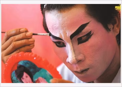 Les comédiens se maquillent seuls. 