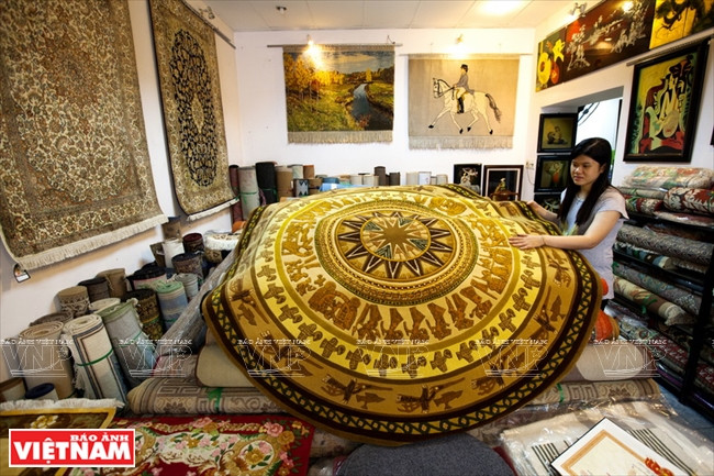 Le motif du tambour de bronze, un symbole de la culture vietnamienne sur un tapis en laine.