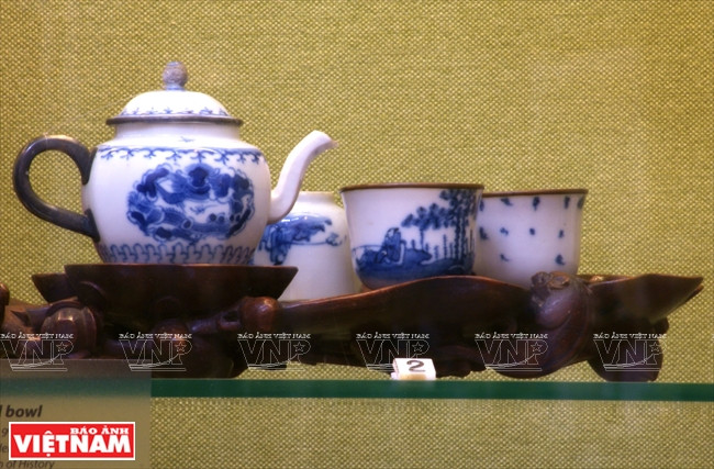 Un service à thé en céramique émaillée bleu et blanc, du 19e siècle, produit chinois fabriqué sur commande du Vietnam.