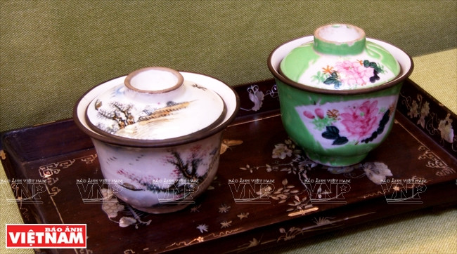 Tasses avec couvercle en céramique émaillée multicolore, fin du 19e siècle – Lai Thiêu.