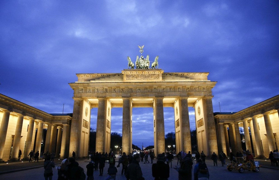 Berlin est l'une des plus grandes villes de l'Union européenne. La capitale de l'Allemagne est une ville mondiale culturelle et artistique de premier plan, avec des châteaux gigantesques, des sites historiques précieux et des trésors patrimoines de l'Humanité. 