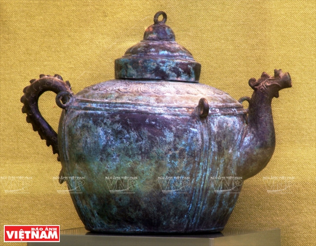 Une théière en métal, des 17e – 18e siècles.