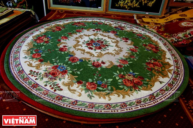 Les mains habiles et minutieuses des artisans créent la beauté des produits de SAGOCA.