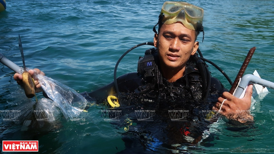 L'équipe a contribué à la protection des écosystèmes de Cù Lao Chàm. Photo: Vietnam Illustré