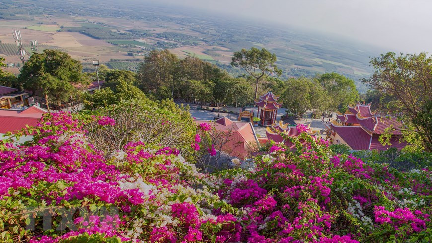 Le site touristique national de la montagne Ba Den ("Femme noire"), dans la province de Tay Ninh (Sud), vu d'en haut. Photo: VNA