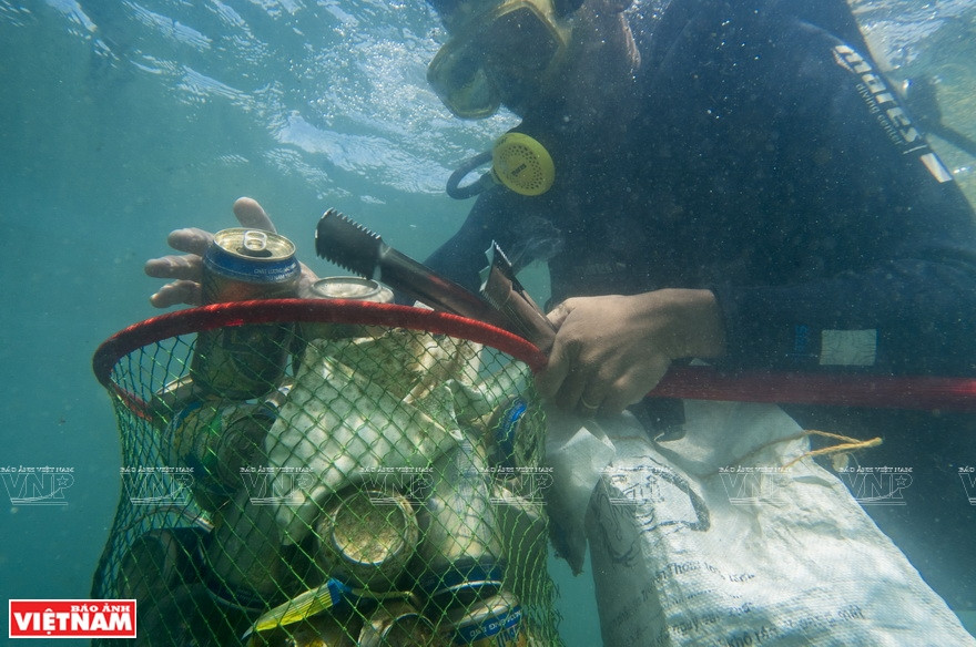 Au cours de leurs plongées, les membres de l'équipe ramassent également des déchets plastiques collés aux récifs. Photo: Vietnam Illustré