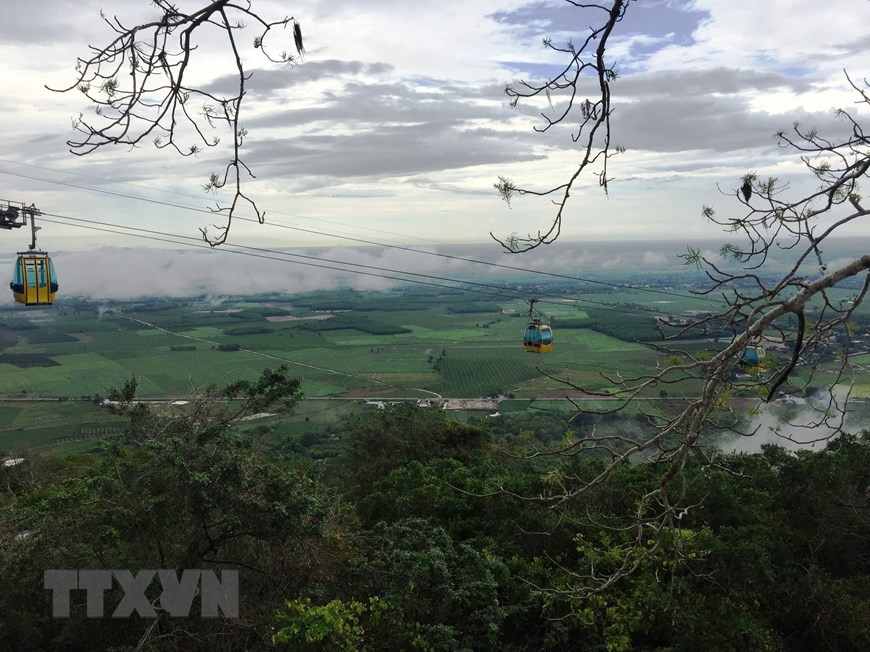 Les visiteurs font des prières dans la pagode Ba et/ou prennent le téléphérique pour contempler la nature. Photo: VNA