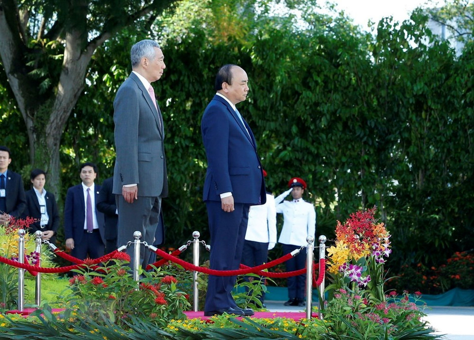 Le Premier ministre vietnamien Nguyen Xuan Phuc (droite) et son homologue singapourien Lee Hsien Loong. 