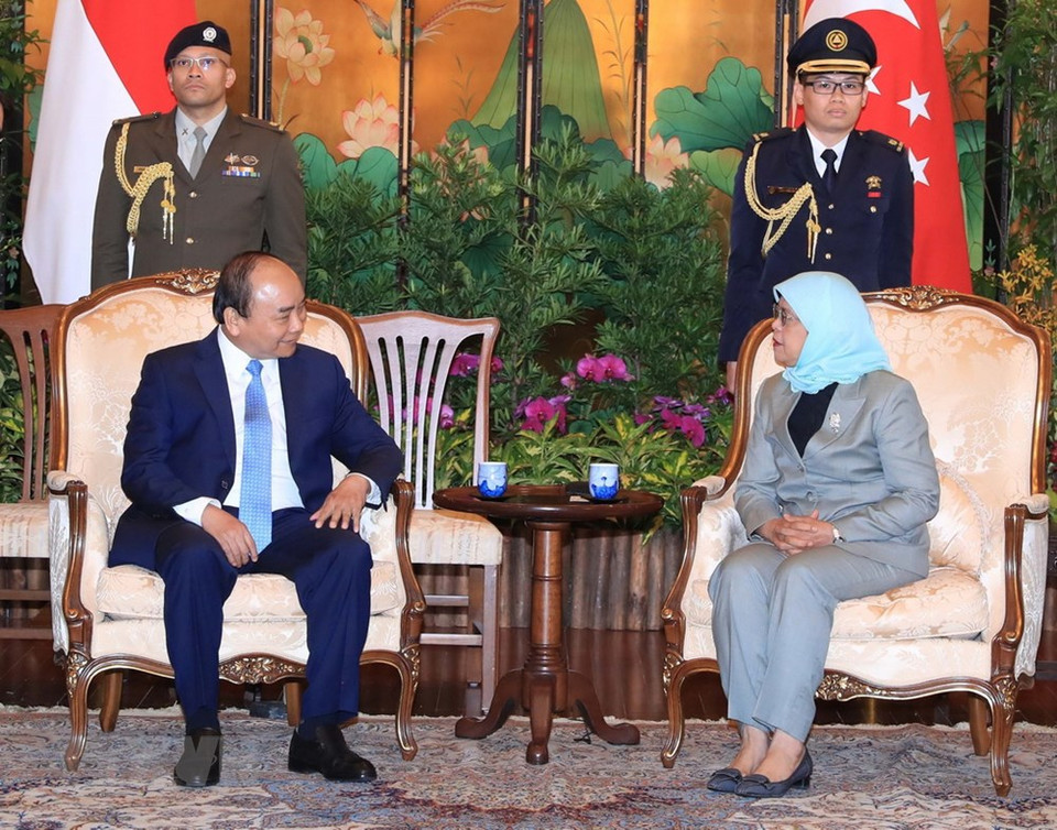 Le Premier ministre Nguyen Xuan Phuc et la présidente de Singapour Halimah Yacob.