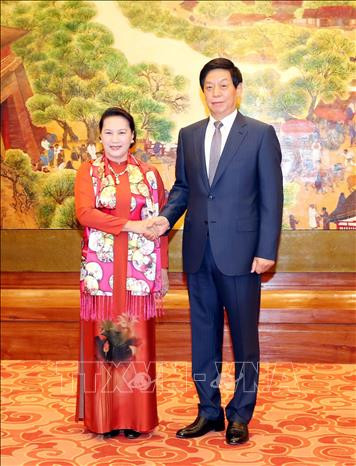 Le président du Comité permanent de l'Assemblée populaire nationale (APN), Li Zhanshu, accueille la présidente de l'Assemblée nationale (AN), Nguyên Thi Kim Ngân. 