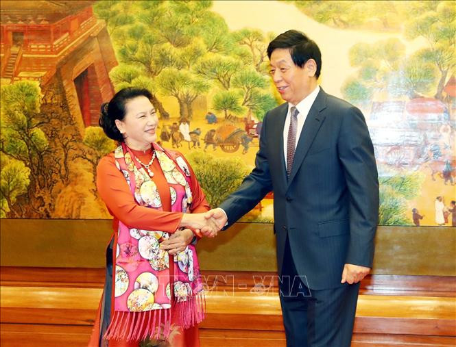 Le président du Comité permanent de l'Assemblée populaire nationale (APN), Li Zhanshu, accueille la présidente de l'Assemblée nationale (AN), Nguyên Thi Kim Ngân. 