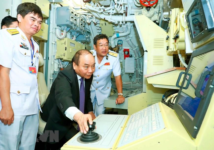 Le Premier ministre Nguyên Xuân Phuc inspecte le sous-marin HQ-187 Ba Ria-Vung Tau. 